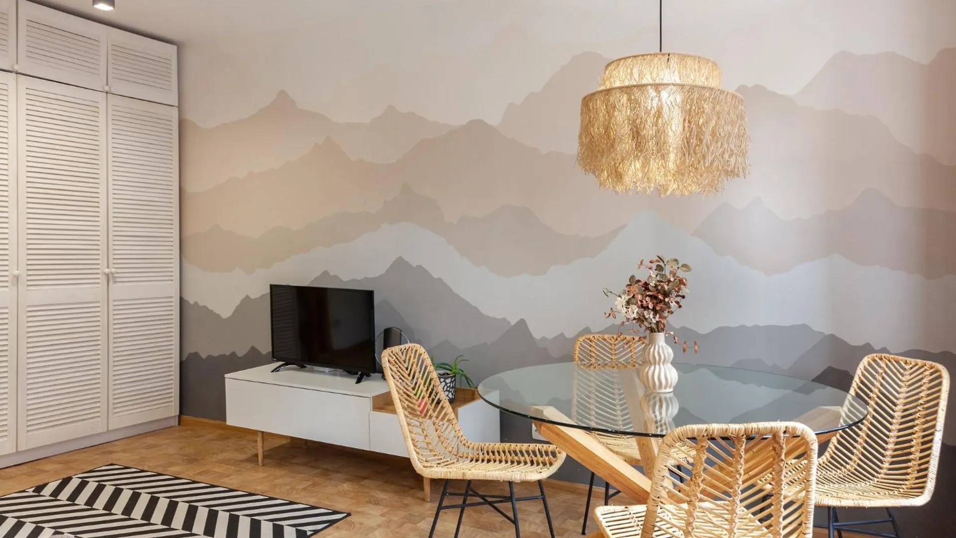 Apartment Stylish Flat Near Rynok Square-Self Check-In & Netflix Ukraine